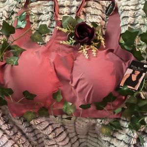 NWT- Delta Burke smooth, silk sport padded bra. Size 1x